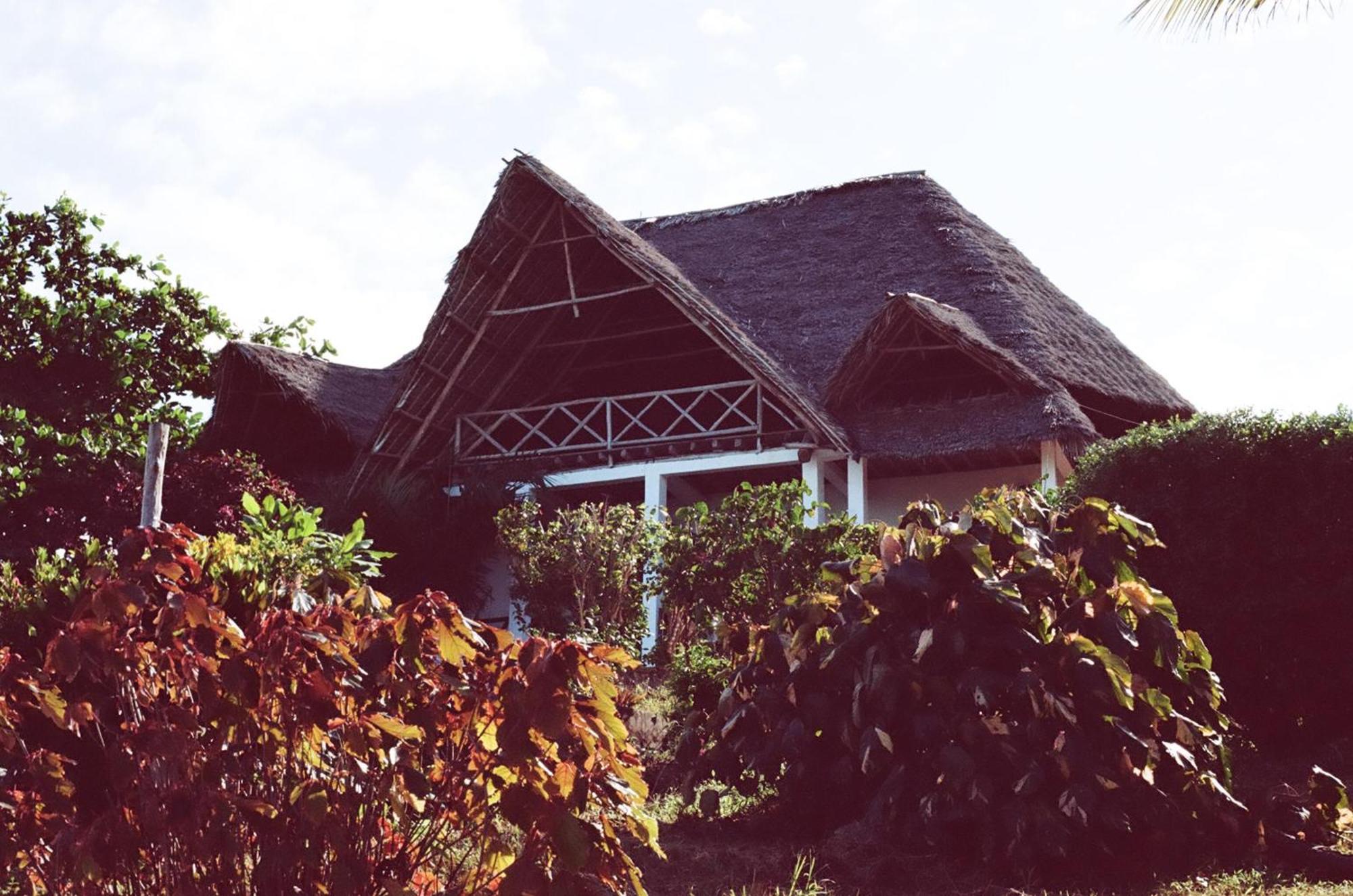 Sazani Beach Lodge And Tidal Lounge Нунгві Екстер'єр фото