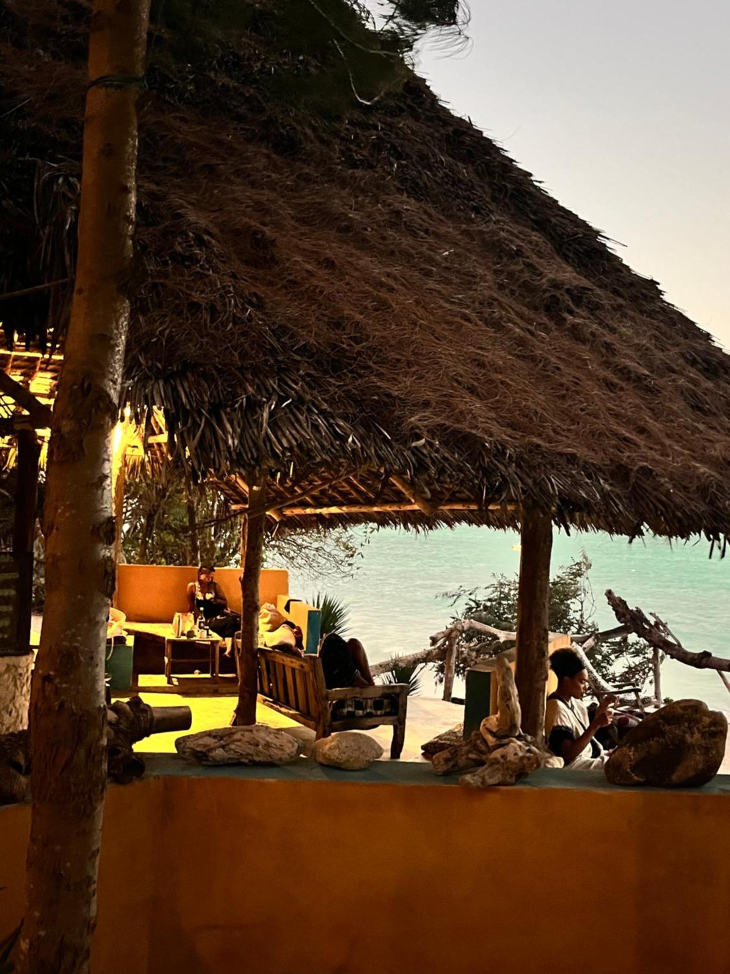 Sazani Beach Lodge And Tidal Lounge Нунгві Екстер'єр фото
