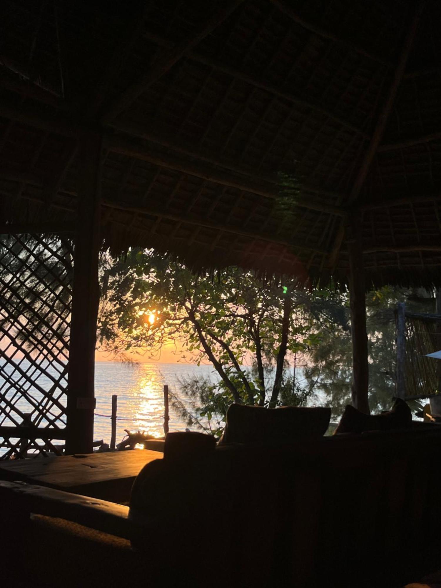 Sazani Beach Lodge And Tidal Lounge Нунгві Екстер'єр фото