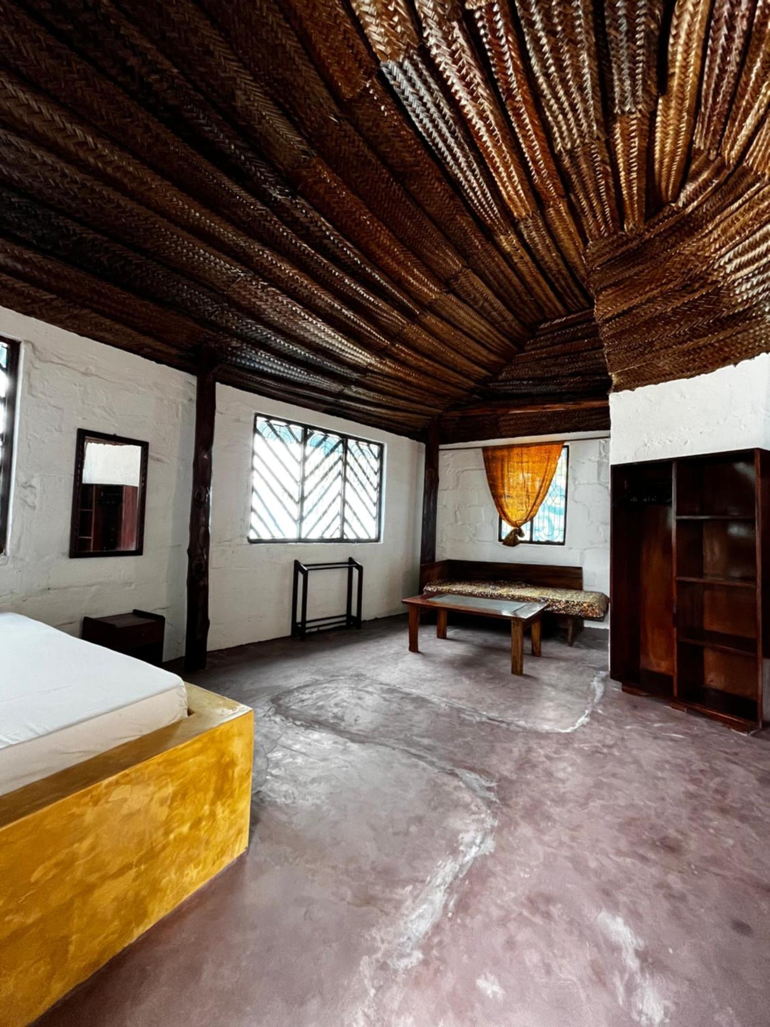 Sazani Beach Lodge And Tidal Lounge Нунгві Екстер'єр фото
