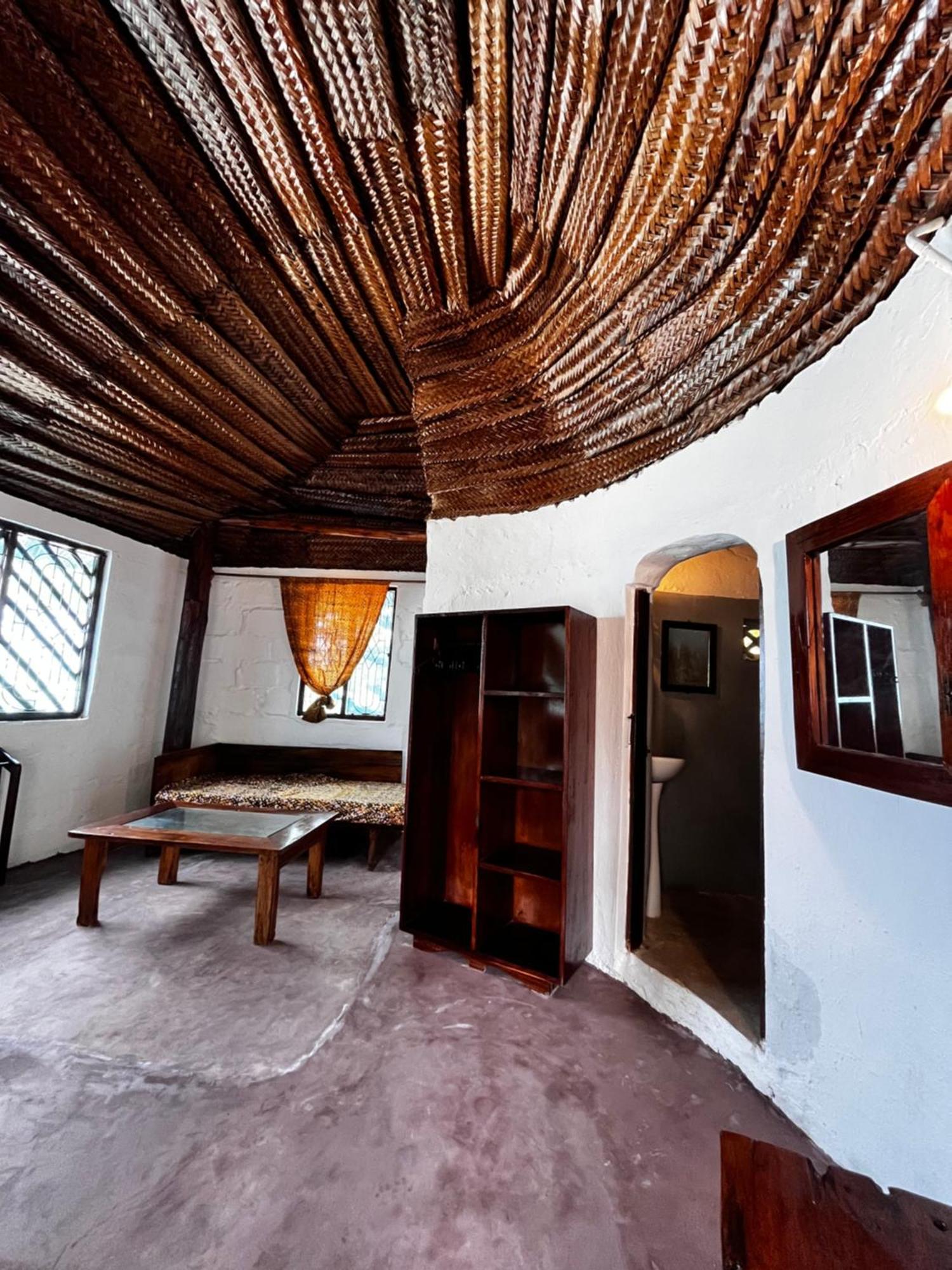 Sazani Beach Lodge And Tidal Lounge Нунгві Екстер'єр фото
